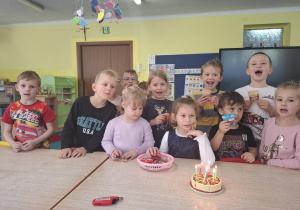 dzieci z grupy świętują urodziny koleżanki