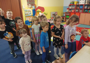dzieci wrzucają pokrojone owoce do blendera