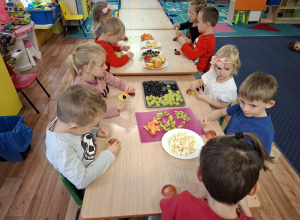 Zajęcia kulinarne- owocowe jeżyki.