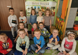 Dzieci pozują do zdjęcia.