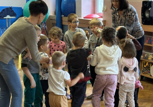 Dzieci ustawiają się w kole.