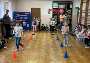 Dzieci uczestniczą w konkurencji sportowej.