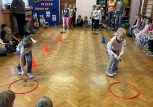 Dzieci uczestniczą w konkurencji sportowej.