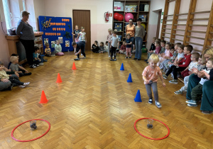 Dzieci uczestniczą w konkurencji sportowej.