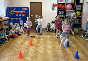 Dzieci uczestniczą w konkurencji sportowej.