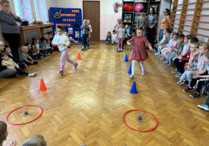 Dzieci uczestniczą w konkurencji sportowej.