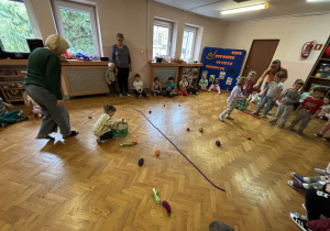 Dzieci uczestniczą w konkurencji sportowej.