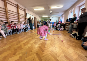 Dzieci uczestniczą w konkurencji sportowej.