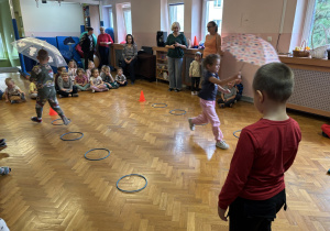 Dzieci uczestniczą w konkurencji sportowej.