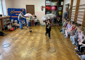 Dzieci uczestniczą w konkurencji sportowej.