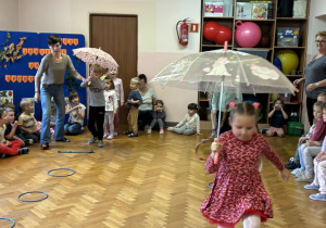 Dzieci uczestniczą w konkurencji sportowej.