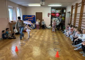 Dzieci uczestniczą w konkurencji sportowej.