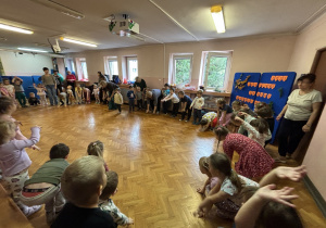 Dzieci bawią się przy muzyce.