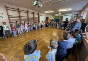 Dzieci bawią się przy muzyce.