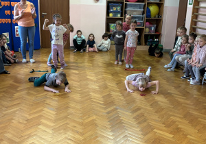 Dzieci uczestniczą w konkurencji sportowej.