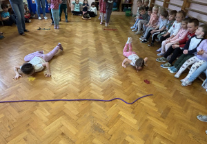 Dzieci uczestniczą w konkurencji sportowej.