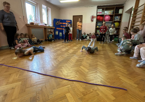 Dzieci uczestniczą w konkurencji sportowej.