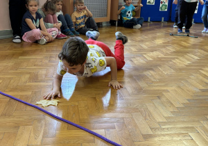 Dzieci uczestniczą w konkurencji sportowej.