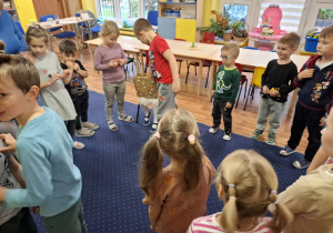 dziewczynka świetuje urodziny, dzieci składają jej życzenia