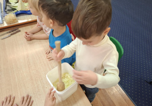 Chłopiec ubija kapustę.