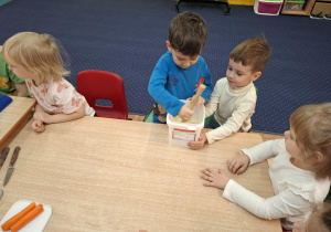 Chłopiec ubija kapustę.