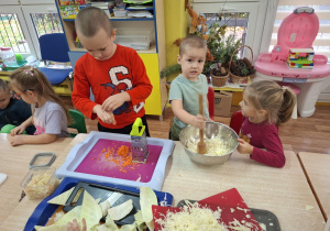 Chłopiec ubija kapustę.