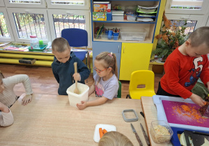 Chłopiec ubija kapustę.