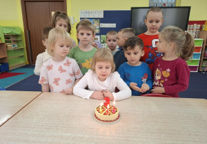 Dzieci pozują do zdjęcia.