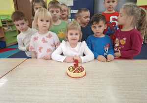 Dzieci pozują do zdjęcia.