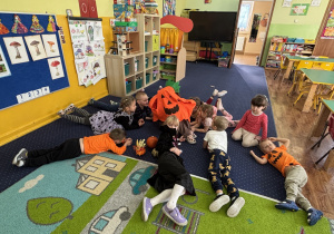 Zabawa przy muzyce z dynią.