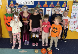 Dzieci pozują do zdjęcia.