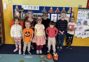 Dzieci pozują do zdjęcia.