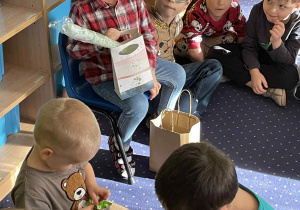 Dzieci siedzą w kole.