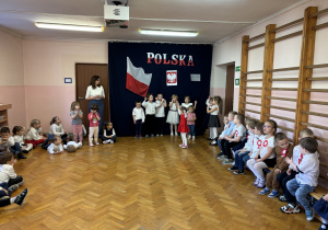 Dzieci z grupy 2 prezentują swoją piosenkę.