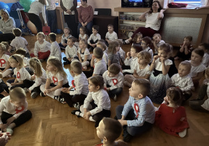 Dzieci oglądają film edukacyjny.