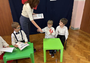 Dzieci otrzymują dyplomy.