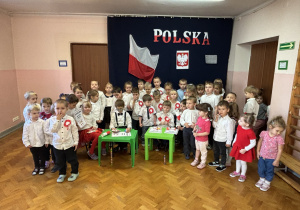 Wszystkie dzieci pozują do zdjęcia.