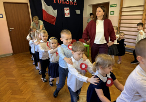 Wspólna zabawa przy muzyce.