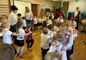 Wspólna zabawa przy muzyce.