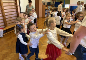 Wspólna zabawa przy muzyce.