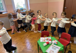 Wspólna zabawa przy muzyce.