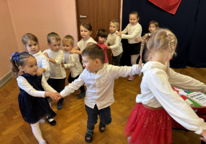 Wspólna zabawa przy muzyce.