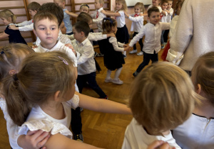 Wspólna zabawa przy muzyce.