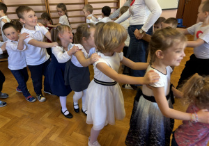 Wspólna zabawa przy muzyce.