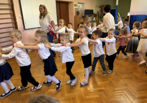 Wspólna zabawa przy muzyce.