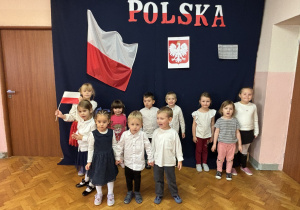 Grupa 4 prezentuje się na tle dekoracji.