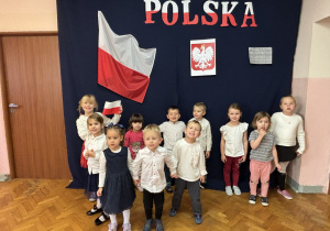 Grupa 4 prezentuje się na tle dekoracji.