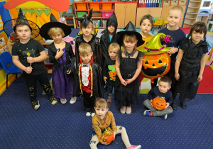 Dzieci pozują do zdjęcia.