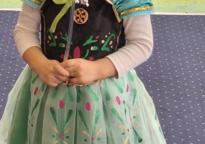 Dziewczynka w przebraniu.