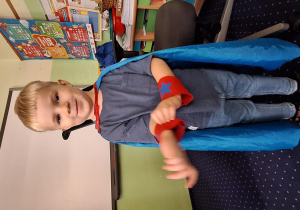 Chłopiec w przebraniu.